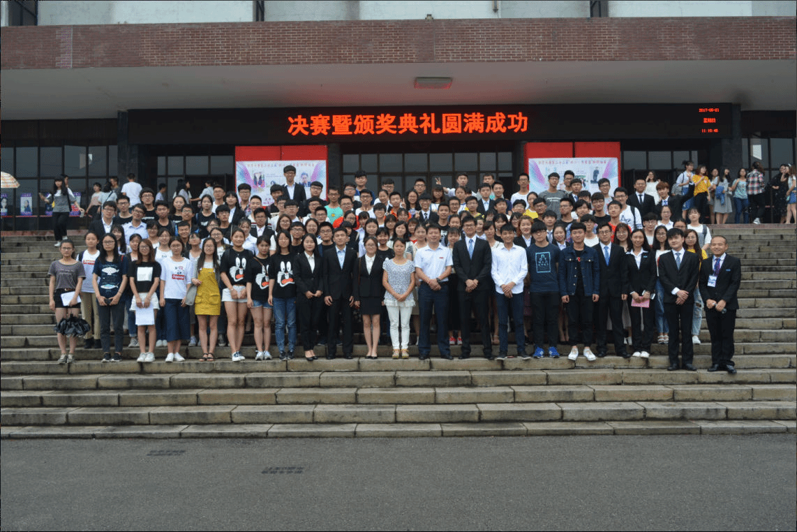 钟书记与团学成员合影留念