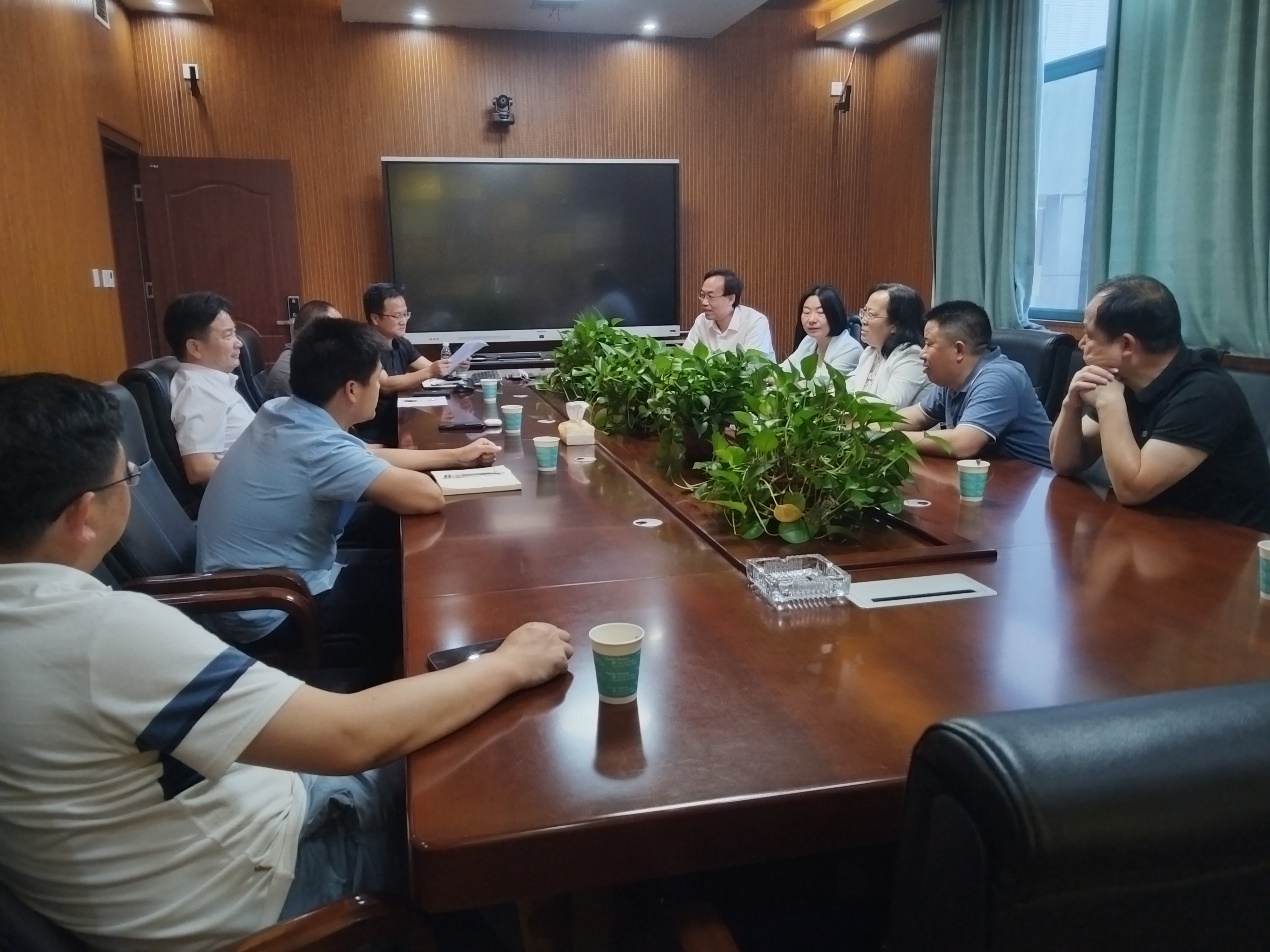 一群人在餐厅吃饭AI 生成的内容可能不正确。